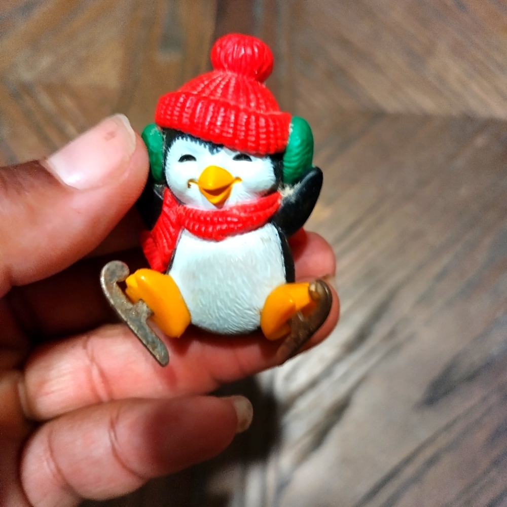 Vintage 1980s Hallmark Christmas penguin on skates